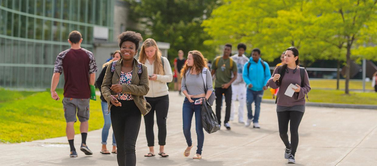 学生s walking on campus